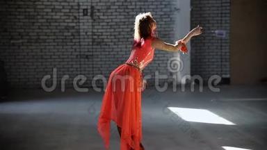 穿着<strong>橙色</strong>裙子的年轻女子芭蕾舞女演员<strong>优雅</strong>地表演